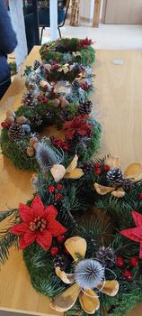  SUSITIKIMAS SU ASOCIACIJA „ŠVĖKŠNIŠKIŲ SAMBŪRIS“ ADVENTINIO VAINIKO PYNIMAS